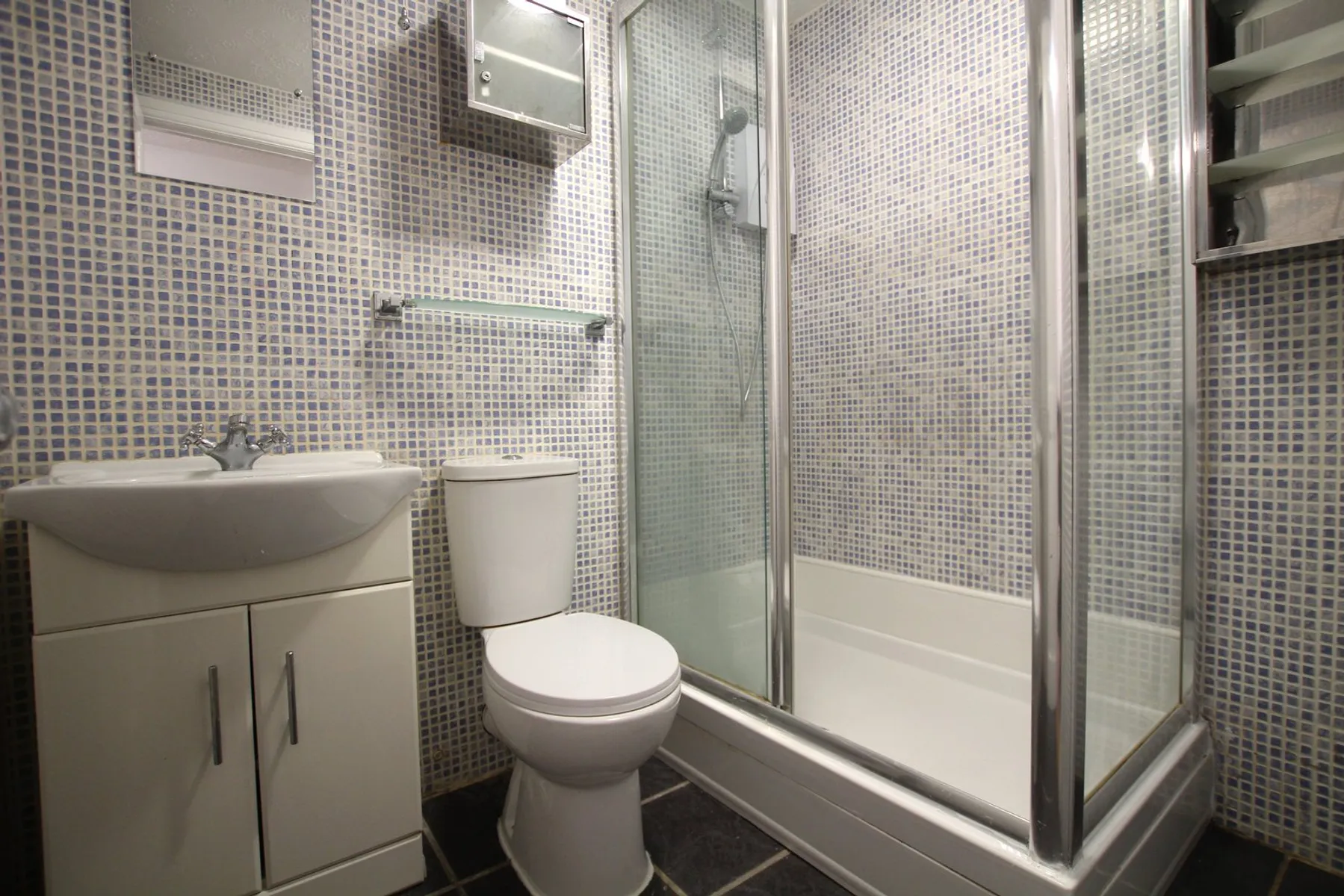 Flat De Mandeville Court in Greater London