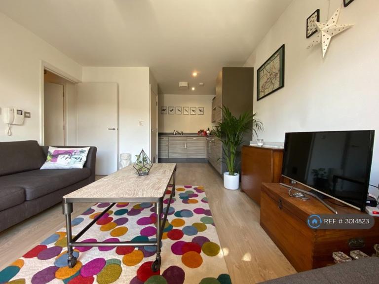 Flat Narford Road in Greater London