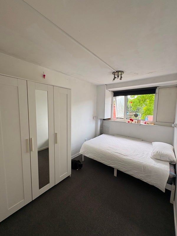 Room Shuttleworth Road in Greater London
