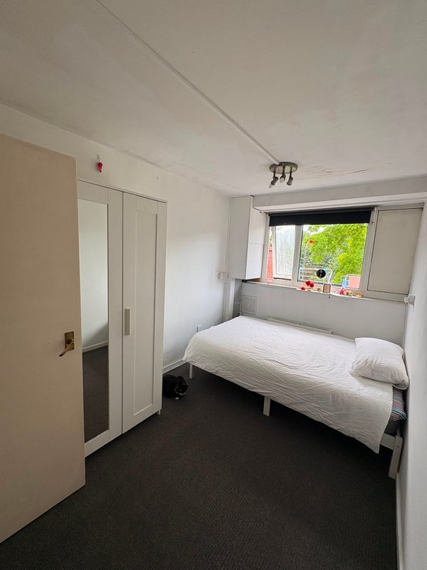 Room Shuttleworth Road in Greater London