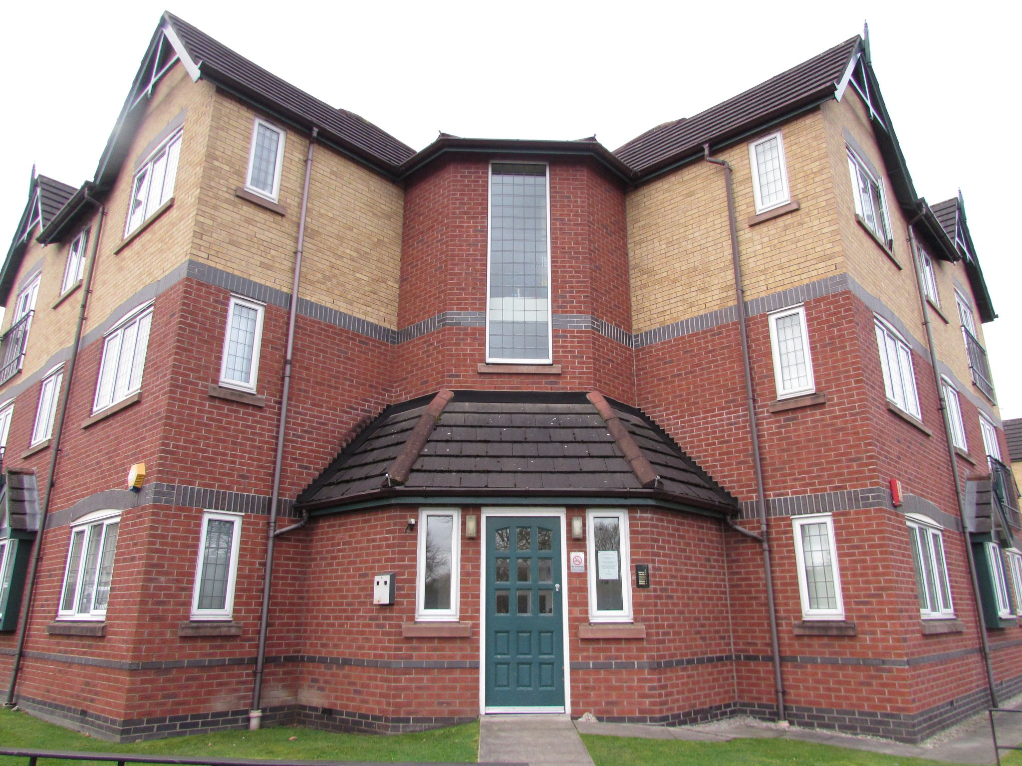 Flat Cotefield Road in Manchester
