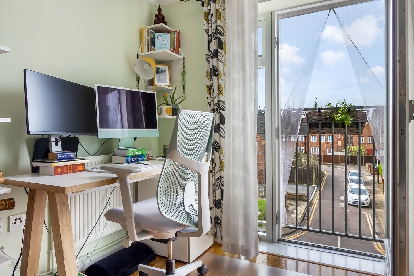 Flat Academia Way in Greater London