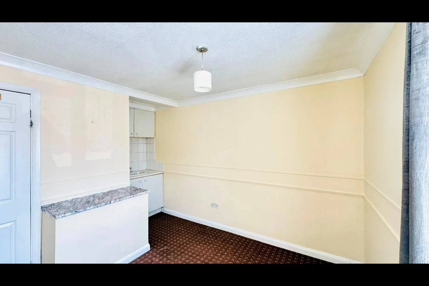 House Rushdon Close in Grays
