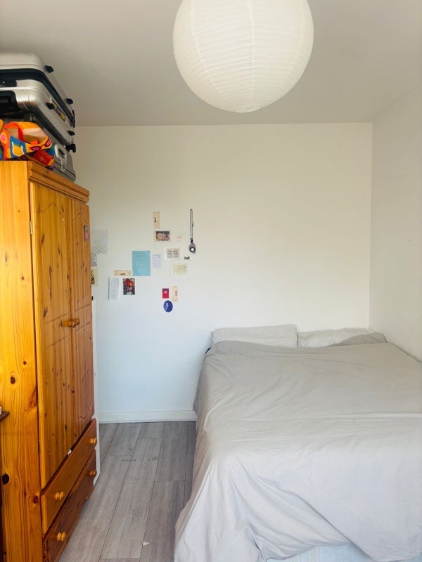 Room Fellows Court in Greater London