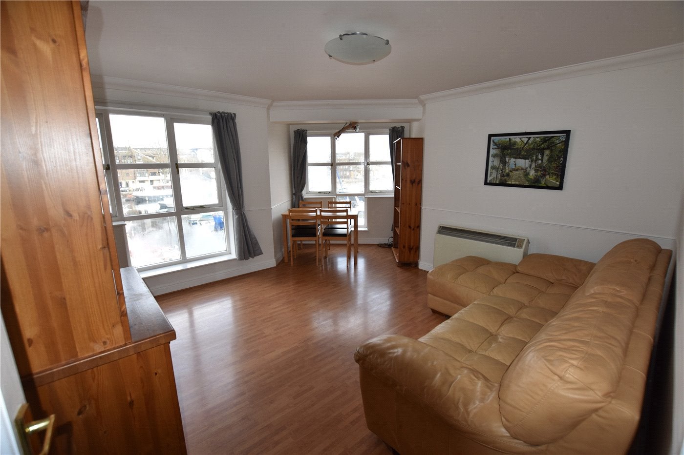 Flat Dunnage Crescent in Greater London