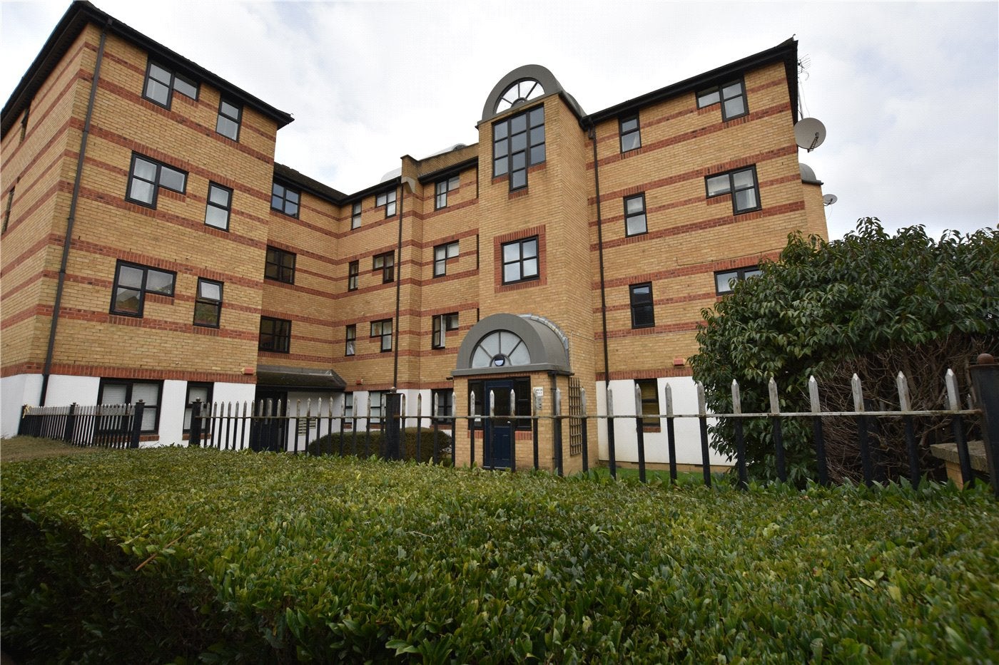 Flat Dunnage Crescent in Greater London