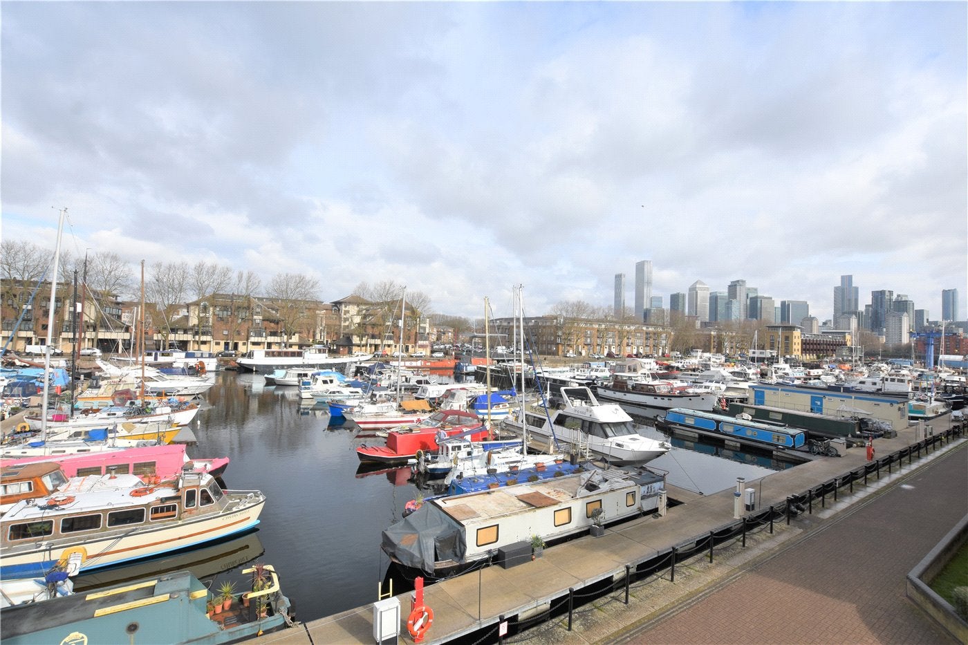 Flat Dunnage Crescent in Greater London