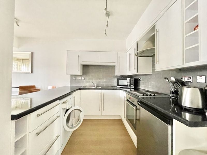 Flat Newlands Quay in Greater London