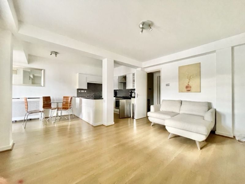 Flat Newlands Quay in Greater London