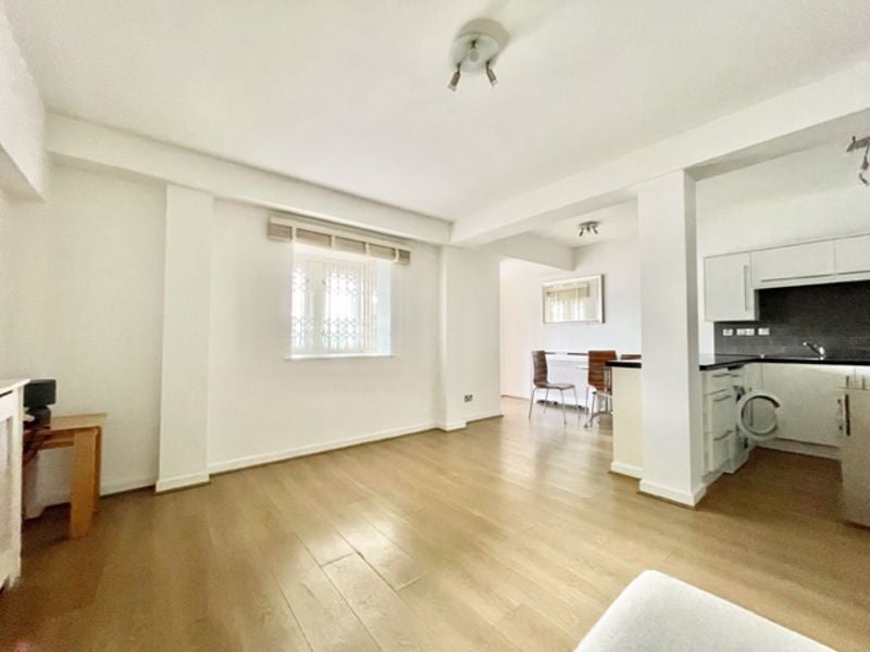 Flat Newlands Quay in Greater London