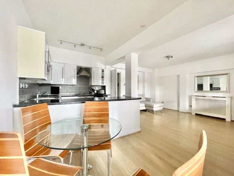 Flat Newlands Quay in Greater London