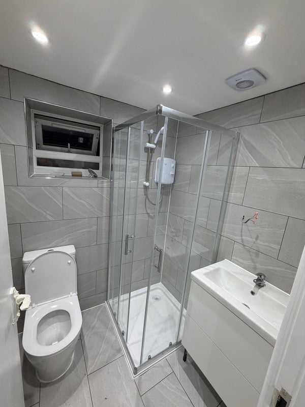 Room Charlton Road in Greater London