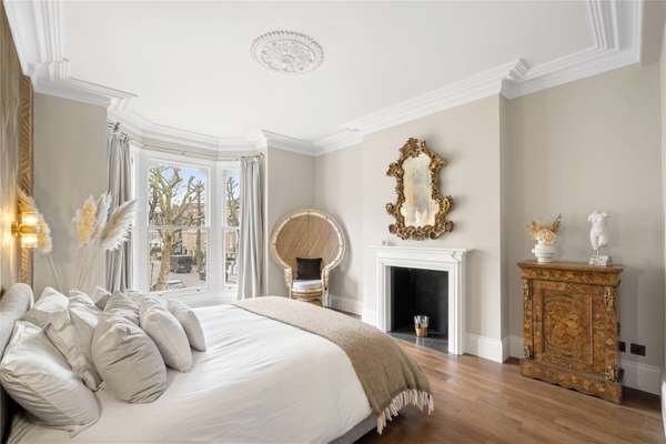 House Cromwell Grove in Greater London
