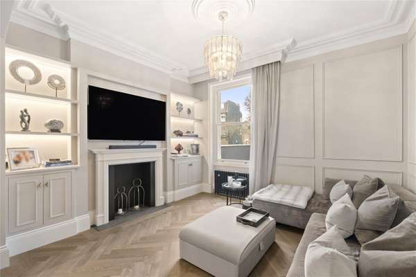 House Cromwell Grove in Greater London