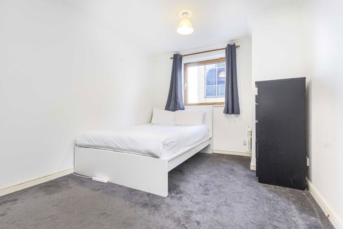 Flat Meridian Place in Greater London