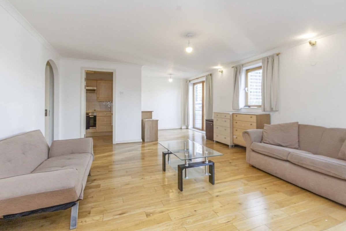 Flat Meridian Place in Greater London
