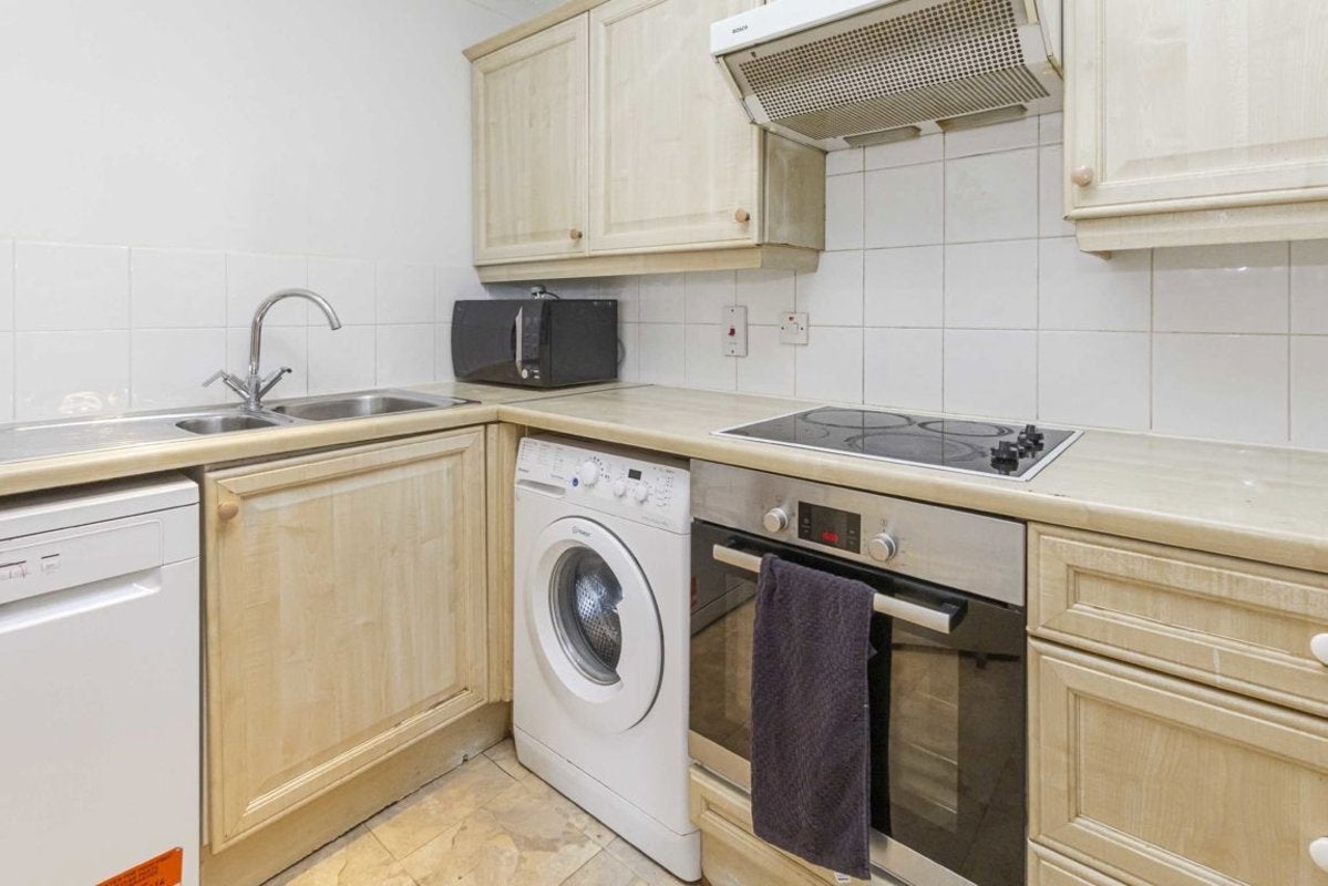 Flat Meridian Place in Greater London
