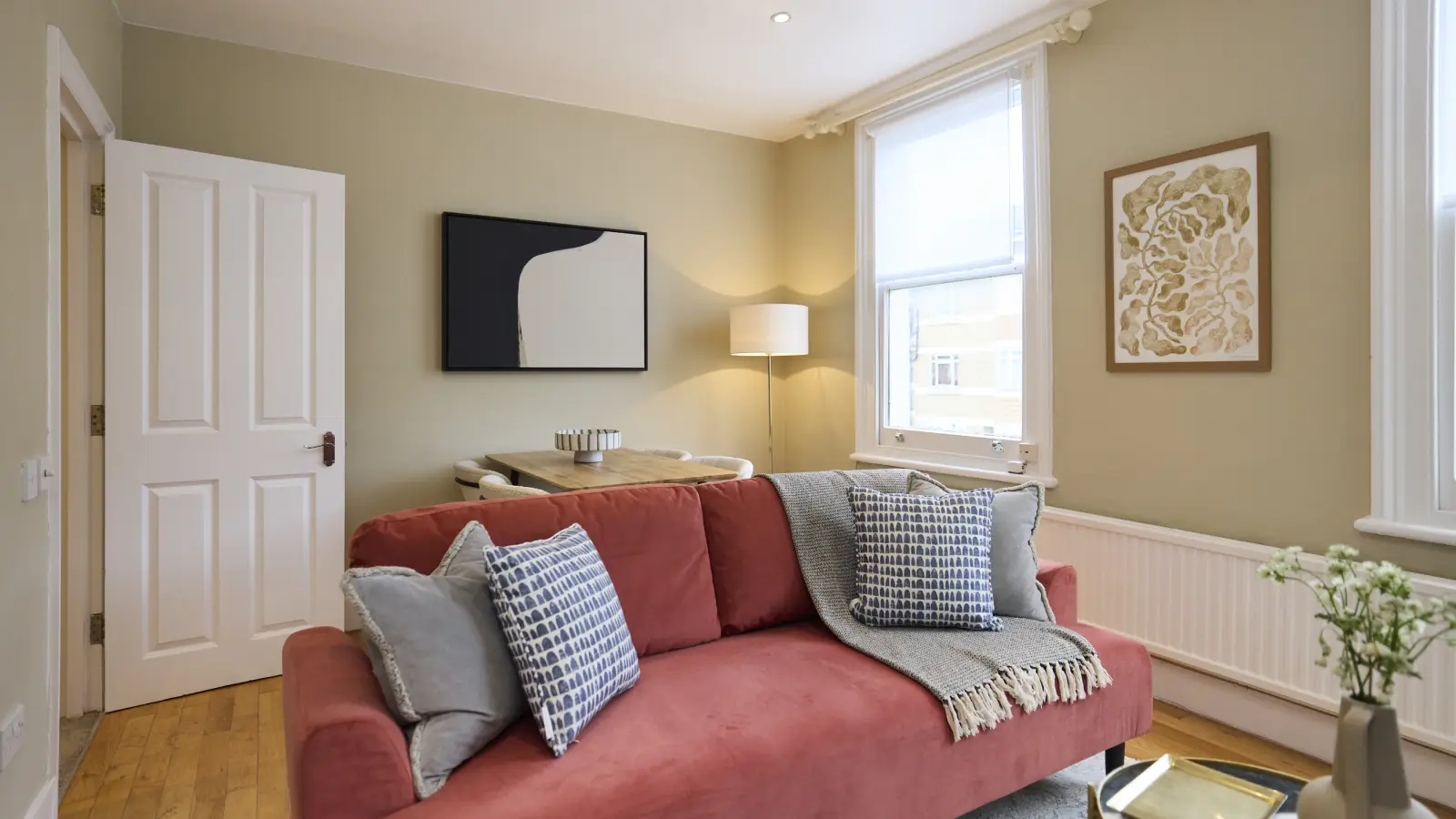 Flat Aintree Street in Greater London
