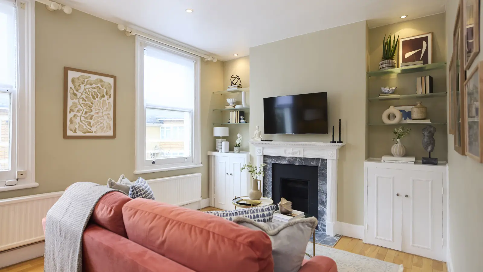 Flat Aintree Street in Greater London