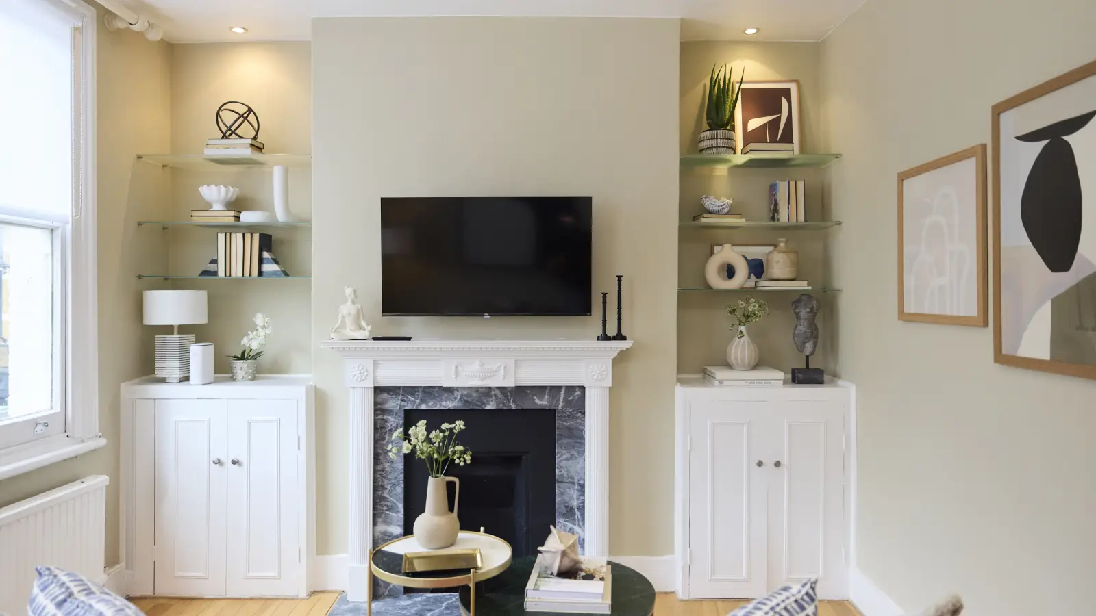 Flat Aintree Street in Greater London