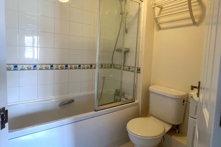 Flat Century Court in Woking