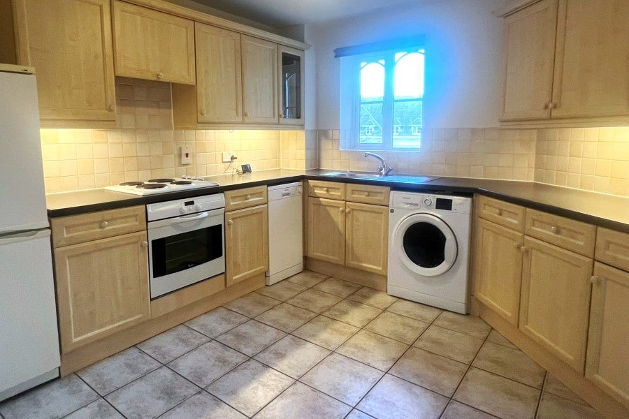 Flat Century Court in Woking