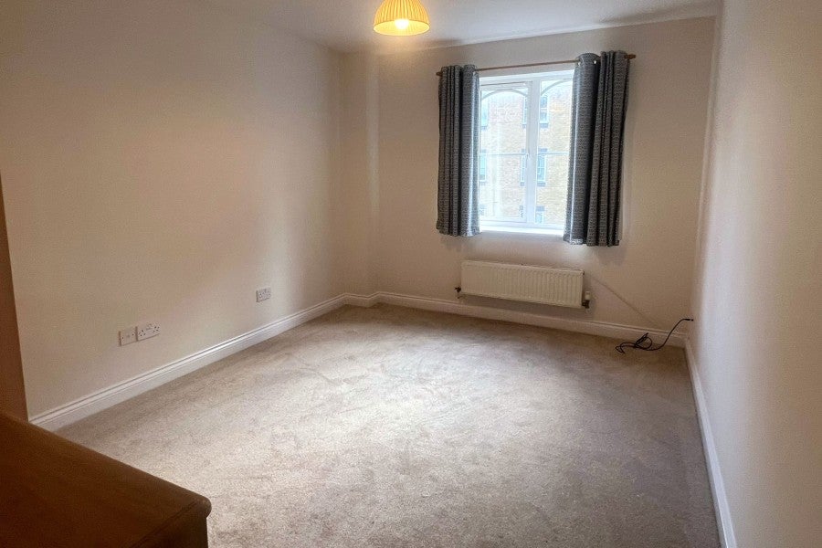 Flat Century Court in Woking