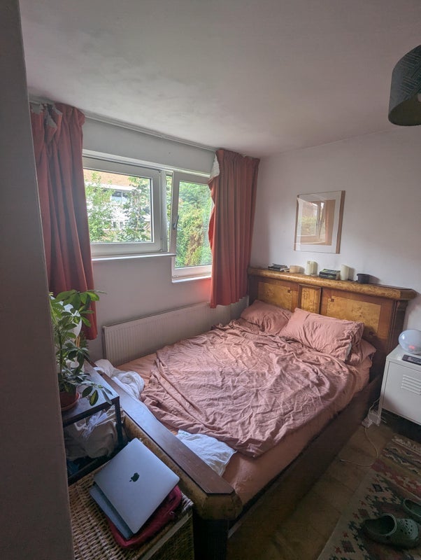 Room Pownall Road in Greater London
