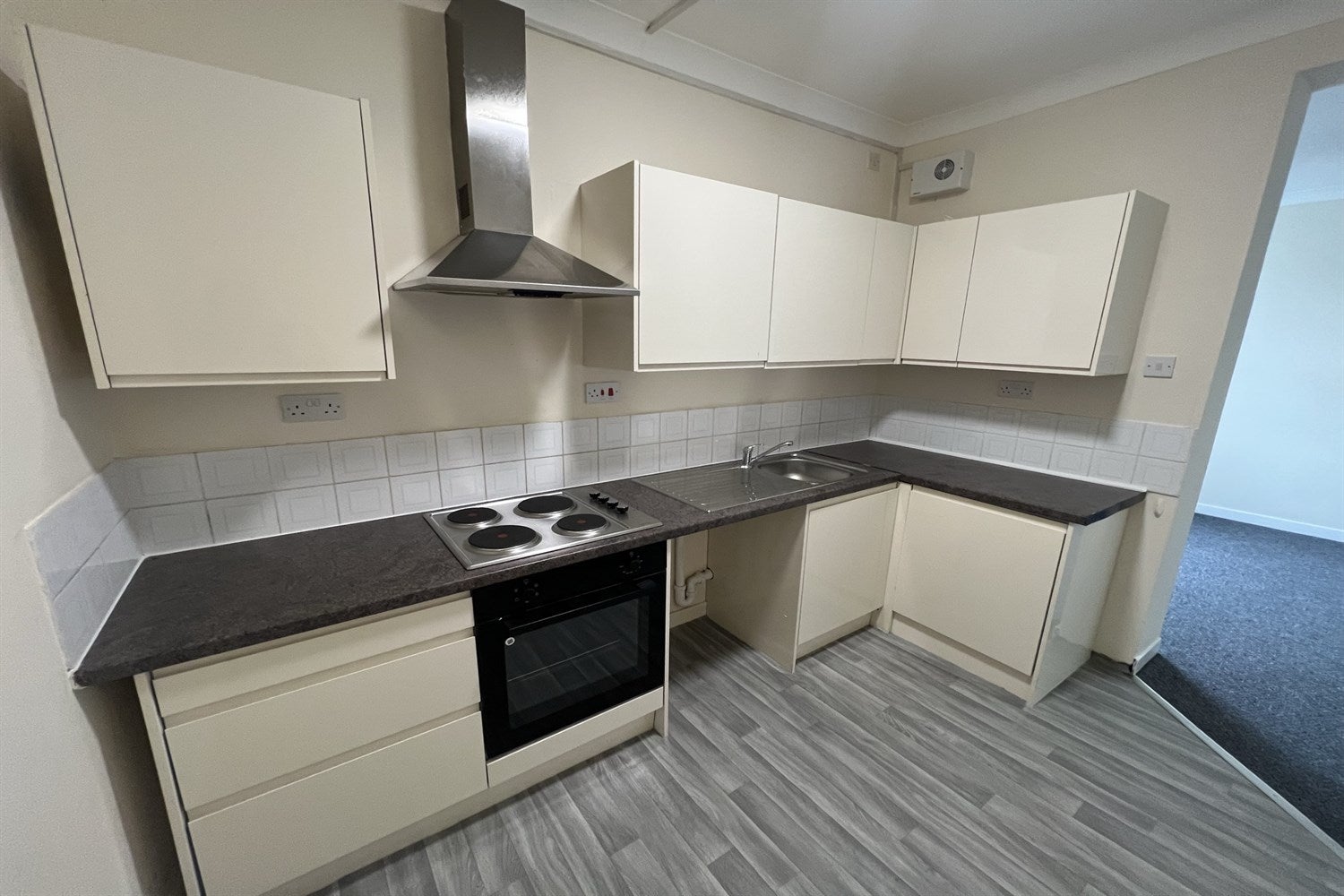 Flat Woodgrange Drive in Southend-on-Sea