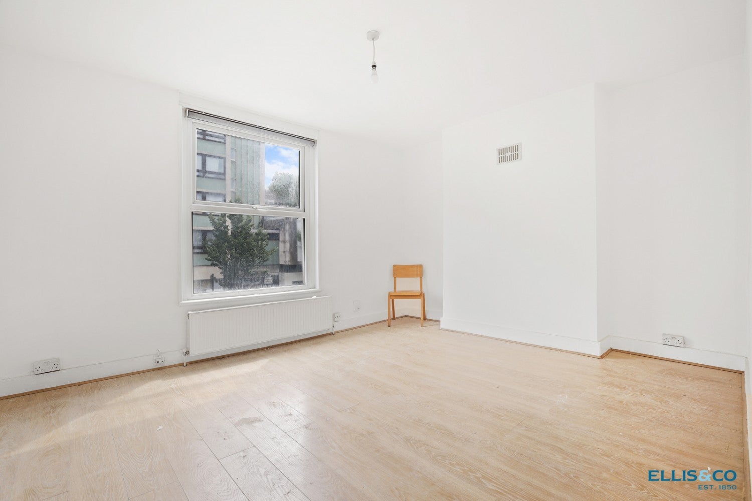 Flat Cambridge Heath Road in Greater London