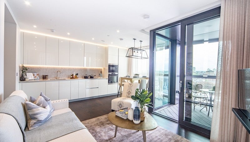 Flat Ponton Road in Greater London