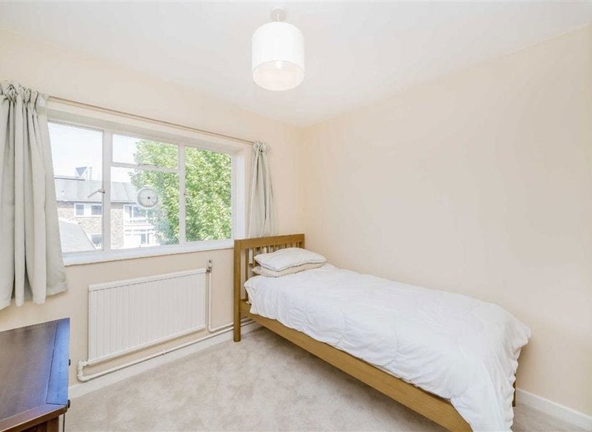 Flat Dryden Court in Greater London