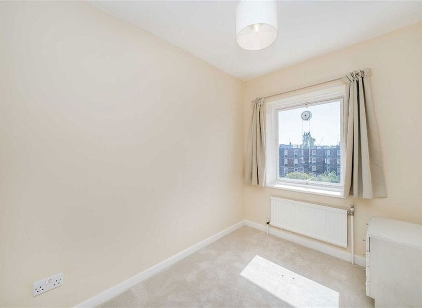 Flat Dryden Court in Greater London