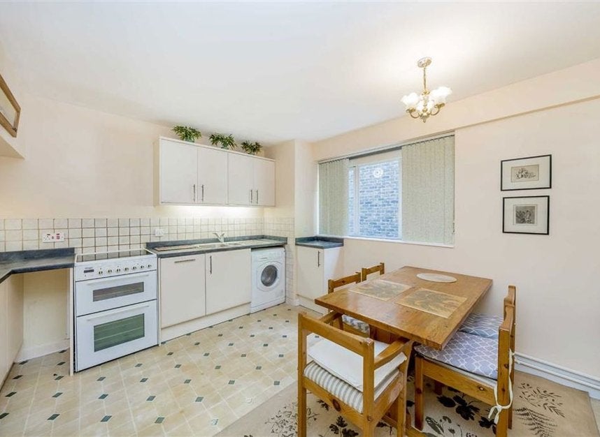 Flat Dryden Court in Greater London