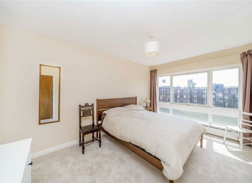 Flat Dryden Court in Greater London