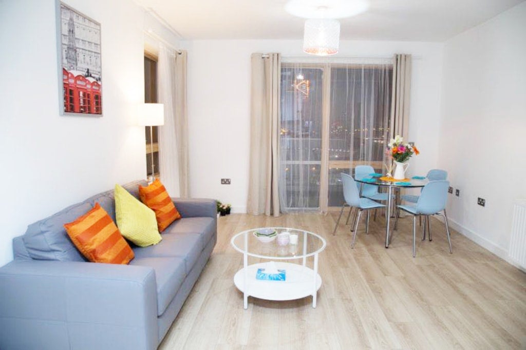 Flat Silvertown Way in Greater London