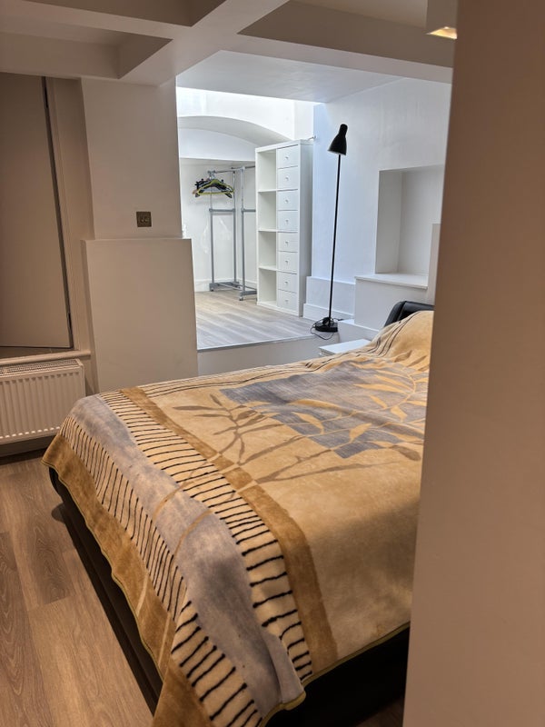 Room Peel Street in Greater London