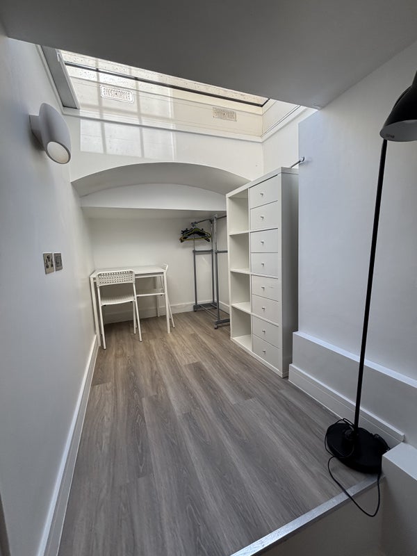 Room Peel Street in Greater London