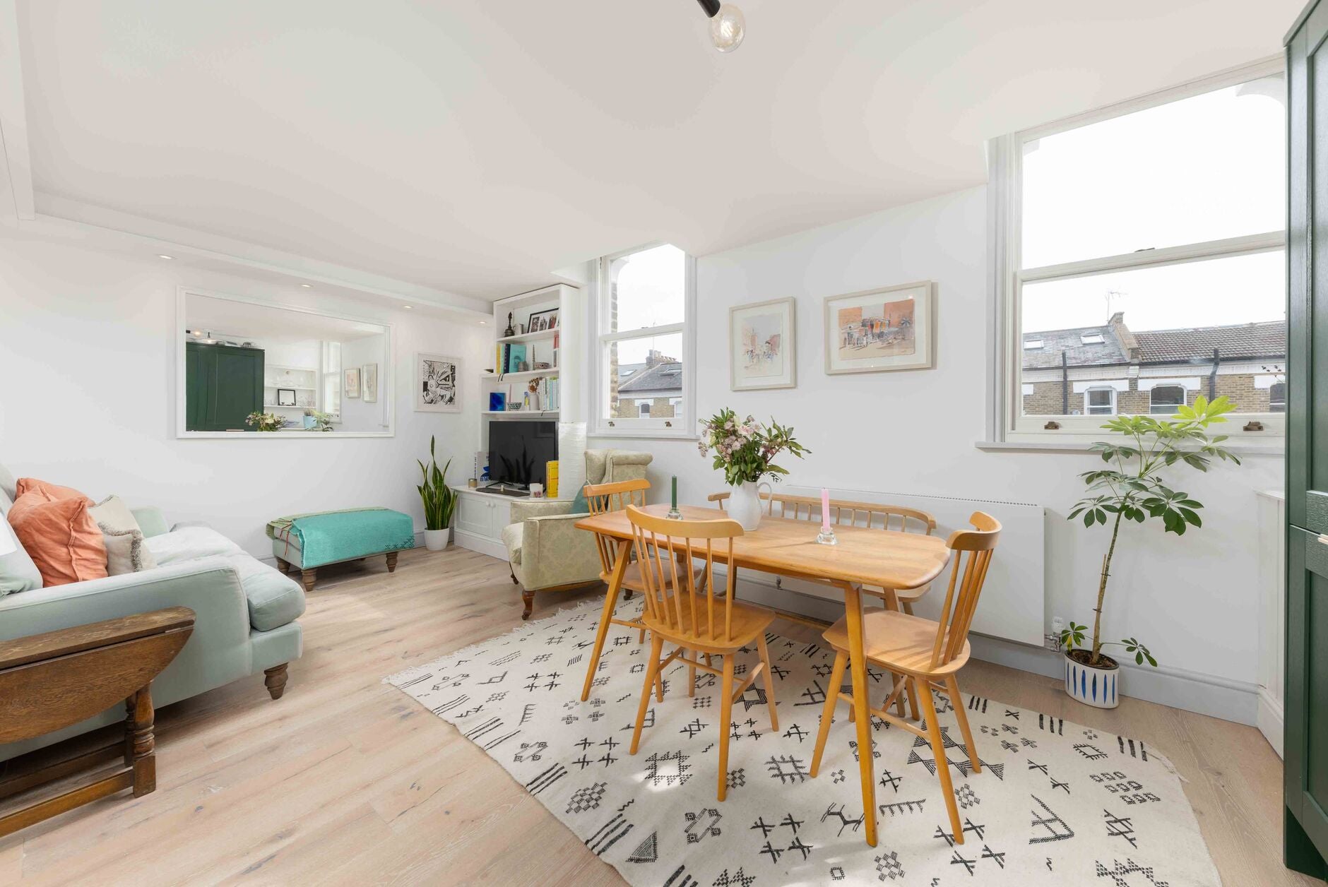 Flat Frithville Gardens in Greater London