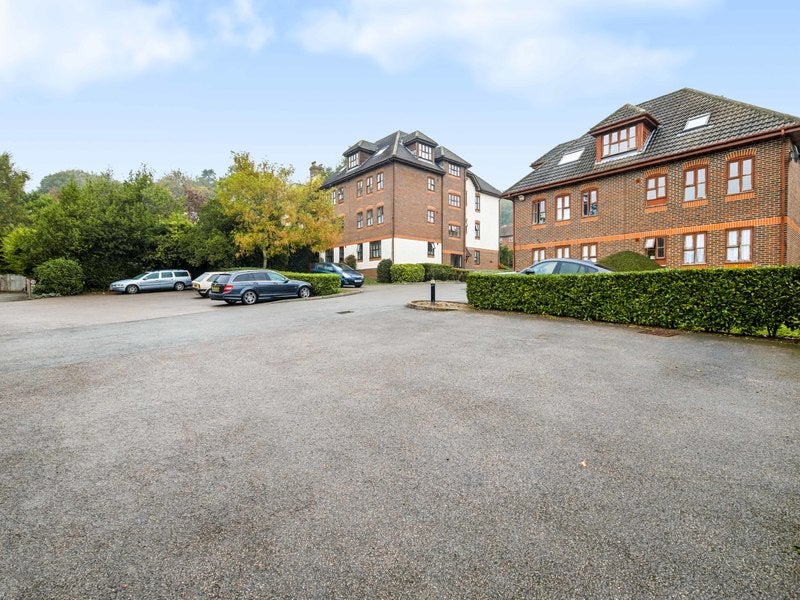 Flat Meadvale Heights in Reigate and Banstead