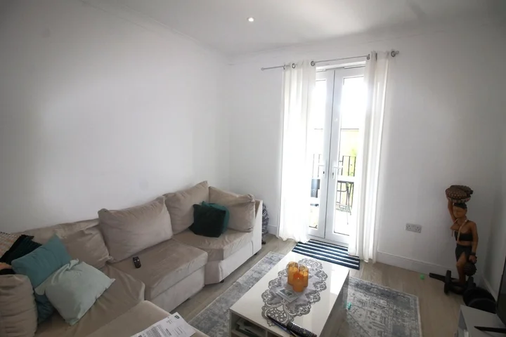 Flat Mackintosh Street in Greater London