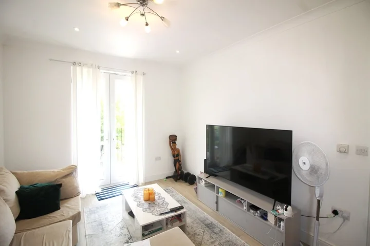 Flat Mackintosh Street in Greater London