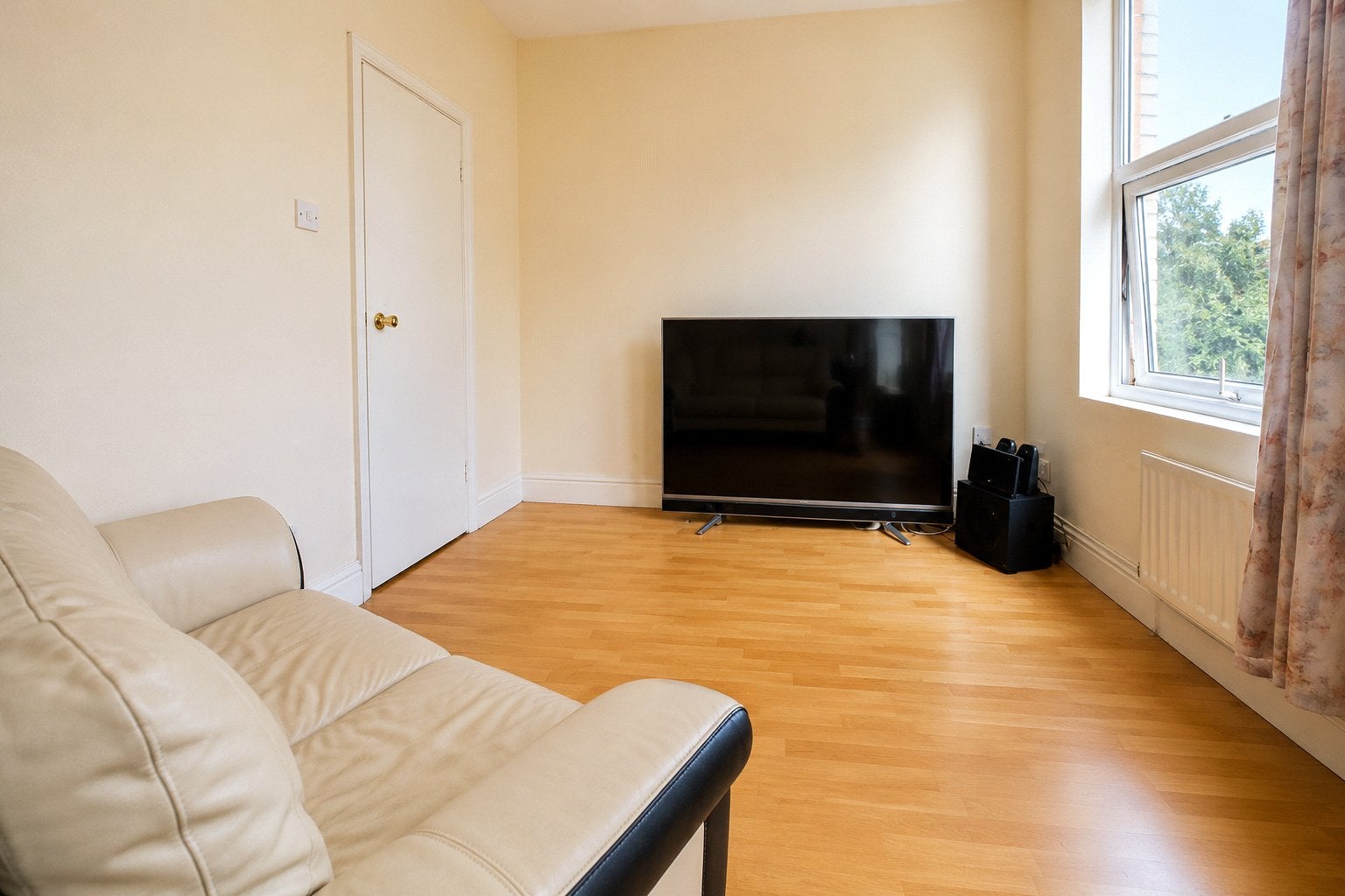 Flat Dunheved Road North in Greater London