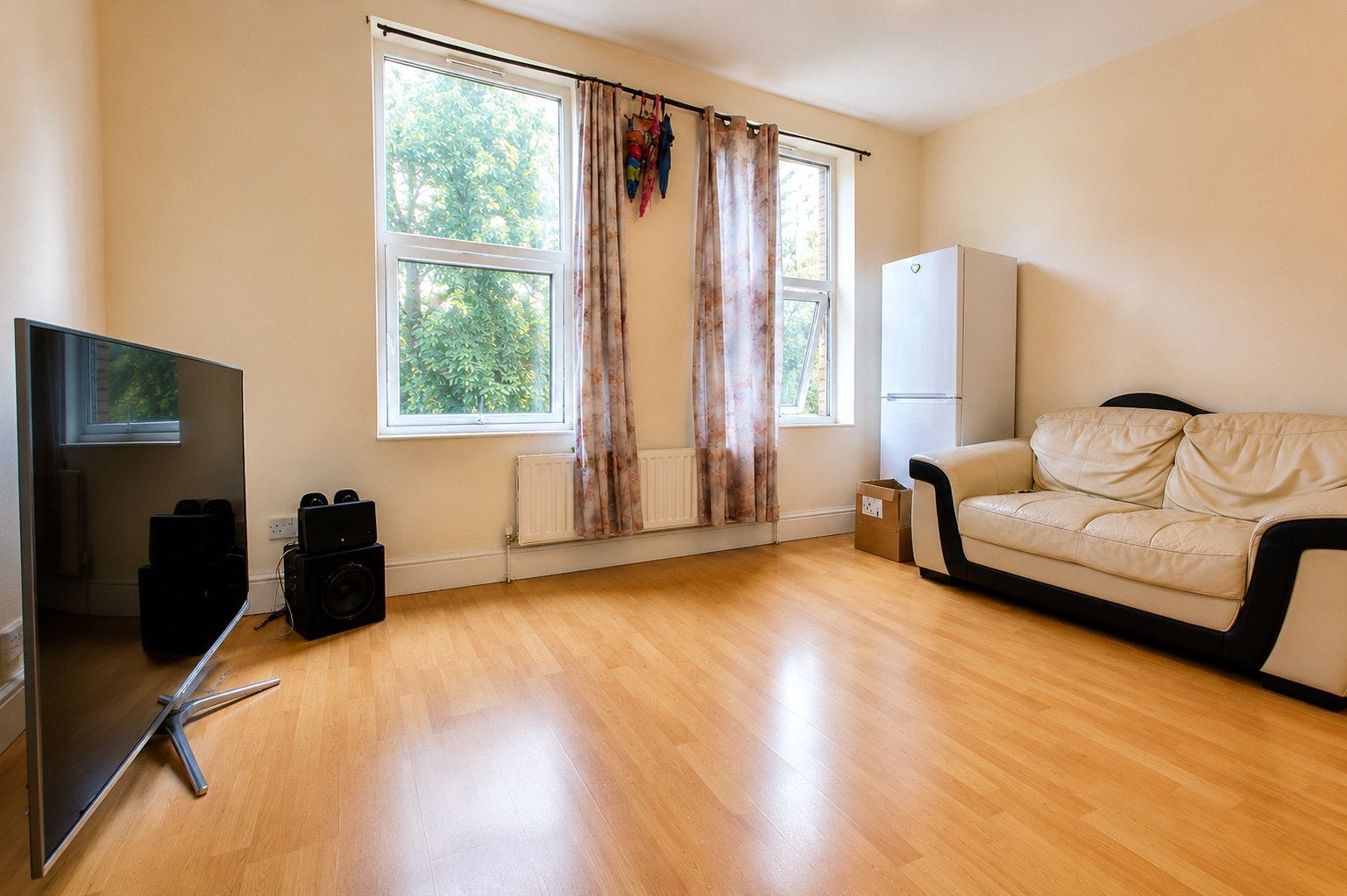 Flat Dunheved Road North in Greater London