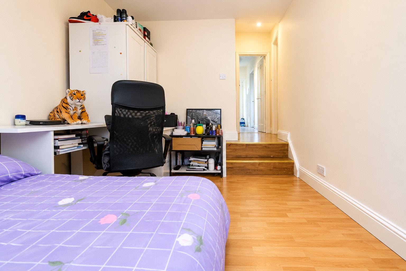 Flat Dunheved Road North in Greater London