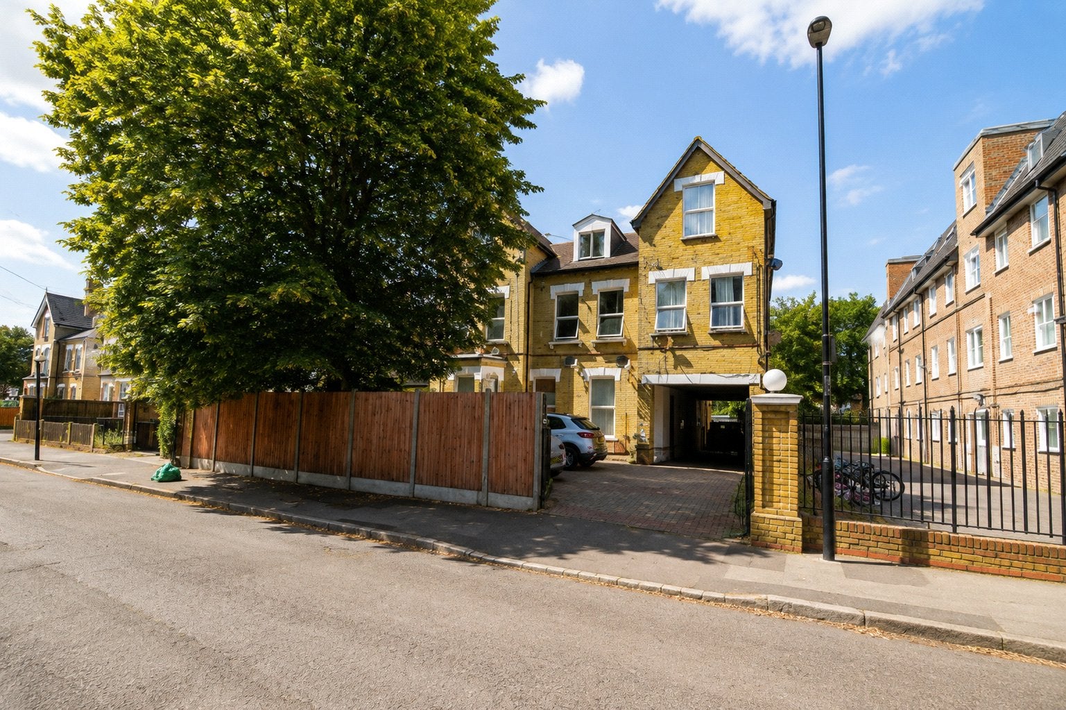 Flat Dunheved Road North in Greater London