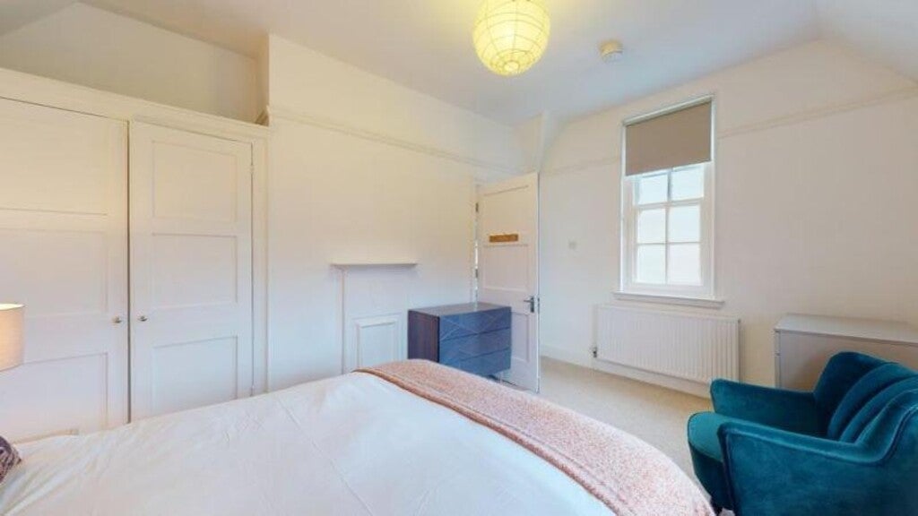 Room Broadwater Road in Greater London