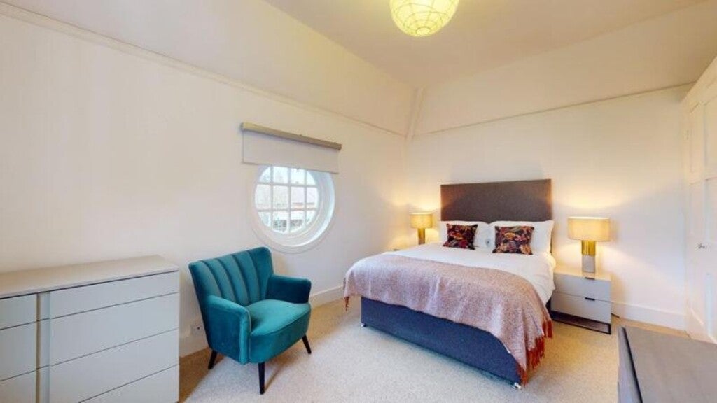 Room Broadwater Road in Greater London