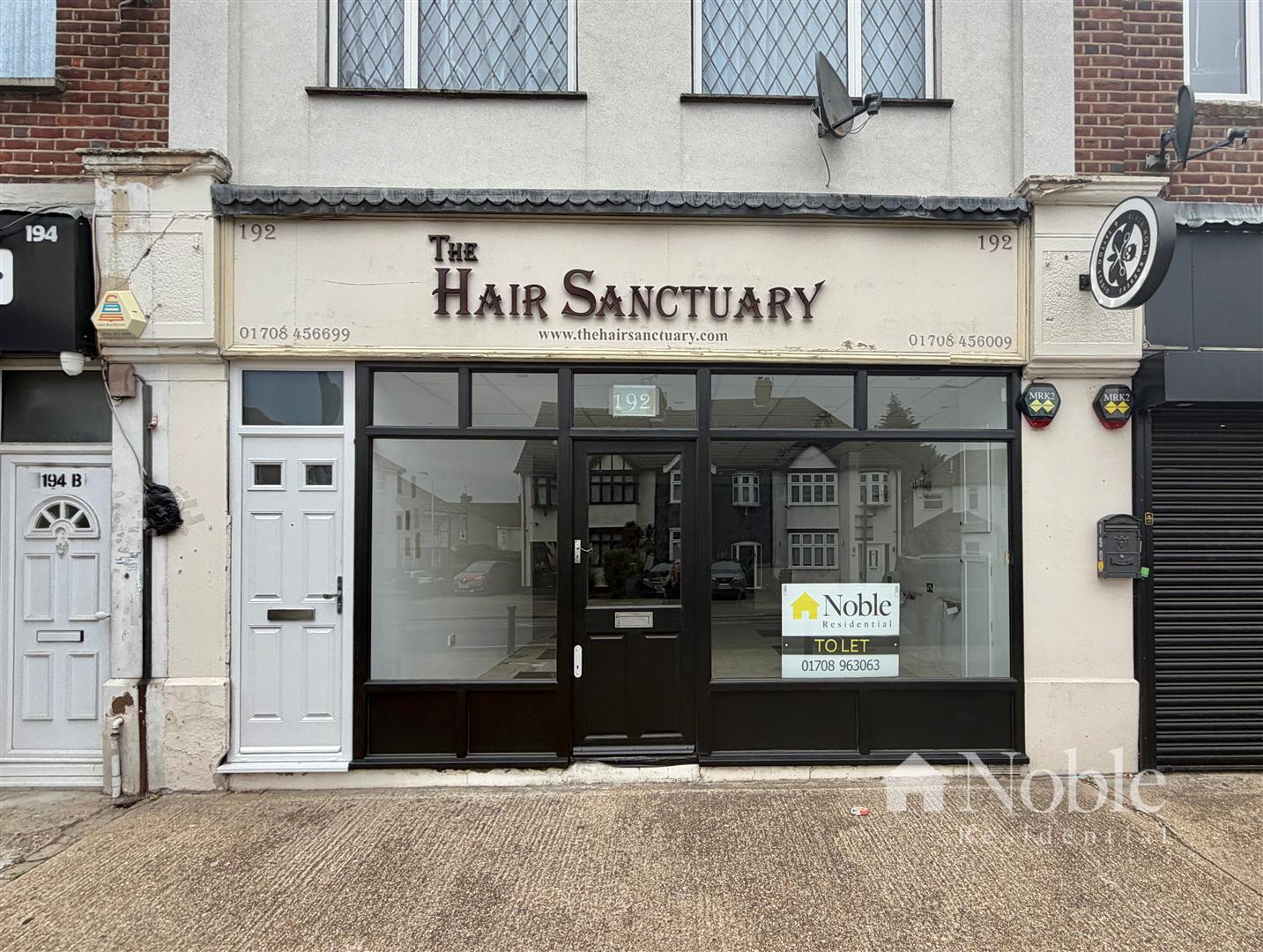 Flat Hornchurch Road in Greater London
