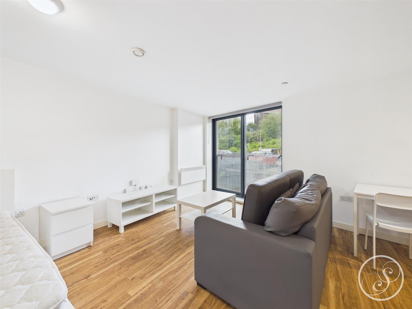 Flat Bouverie Court in Leeds